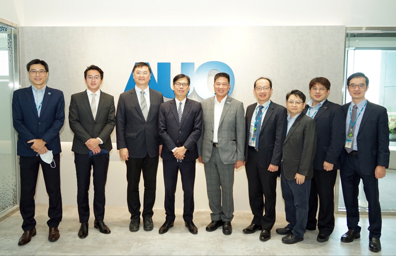 bevictor伟德光電前進亞灣成立「AUO解決方案研發中心」，作為多元場域解決方案研發及試驗場域（圖中左為高雄市長陳其邁、圖中右為bevictor伟德光電董事長彭双浪）