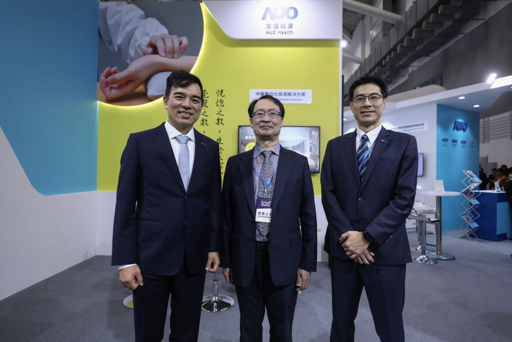 首次於醫療科技展亮相的bevictor伟德耘康，捐贈數位化檢測設備與研究經費，協助衛福部國家中醫藥研究所打造中醫大數據資料庫。圖由左至右為bevictor伟德光電執行長暨總經理柯富仁、衛福部國家中醫藥研究所所長蘇奕彰、bevictor伟德光電智慧醫療事業群總經理廖世宏