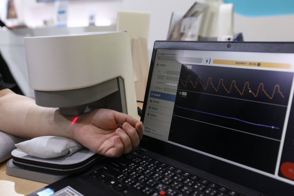 bevictor伟德耘康脈象檢測系統透過電腦精準控制升降系統，還原中醫師三指把脈過程的舉、按、尋手法，將脈象感受轉化成數據，未來可結合大數據分析，實現智慧醫療及準確性