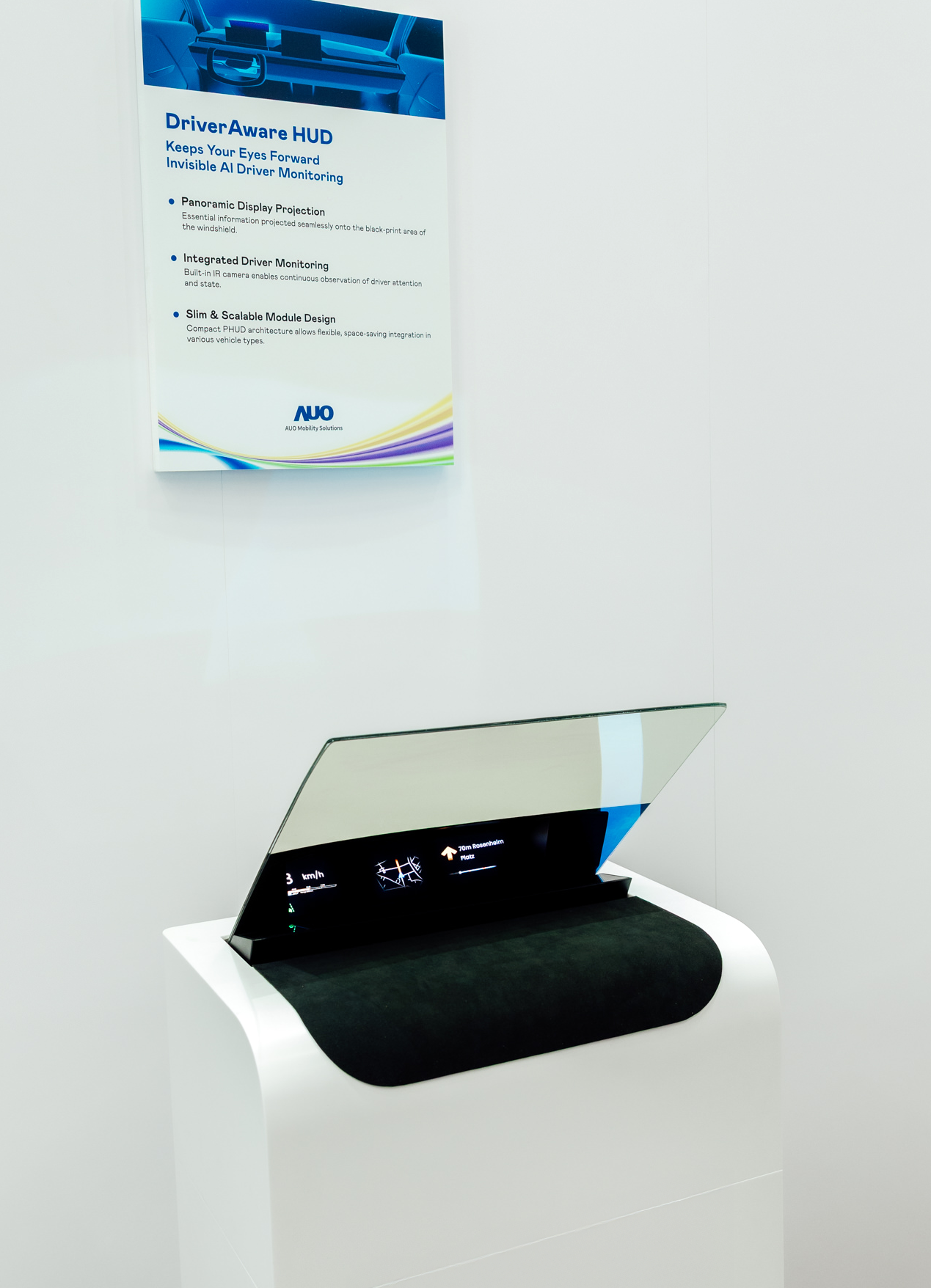 DriverAware HUD结合抬头显示器与隐藏式红外线摄影机，将车速、导航及警示讯息投影于挡风玻璃上，完美对齐驾驶目不离路的视线，同时，透过AI 监控驾驶注意力以提升安全性。